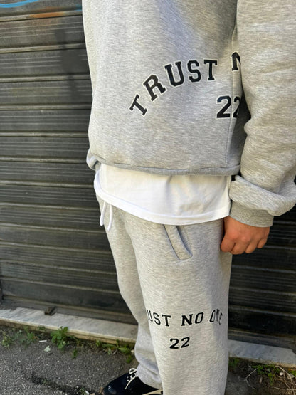 Coordinato in Tuta Felpata "Trust No One" Grigio